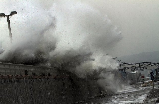 Прогнозират големите вълни по Черноморието да зачестят