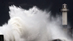 Прогнозират големите вълни по Черноморието да зачестят