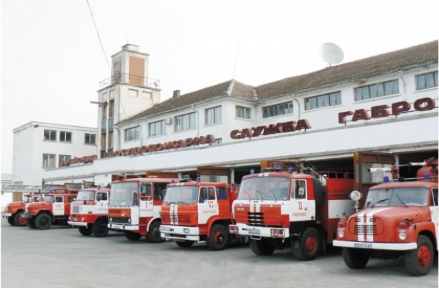 Запалиха сухи треви на 100 м от бензиностанция