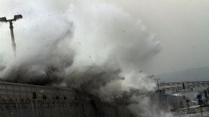 Прогнозират големите вълни по Черноморието да зачестят