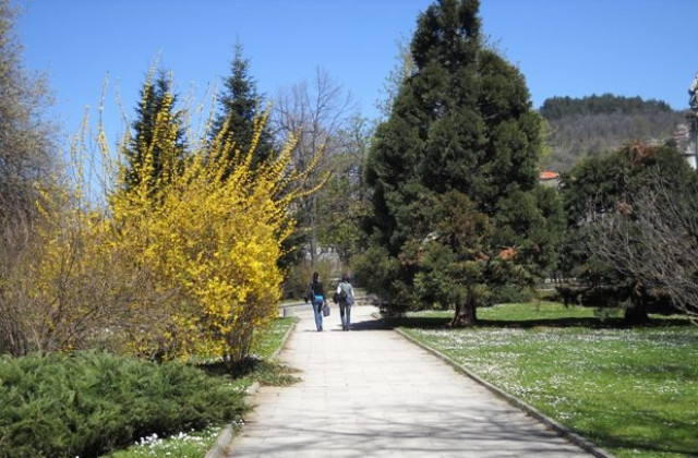 Топло, но с дъжд