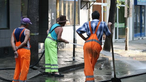 Започва миенето на улици и булеварди