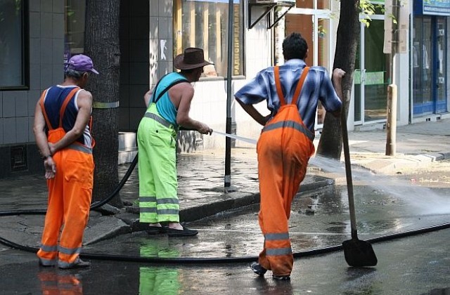 Започва миенето на улици и булеварди