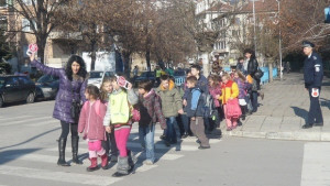 Деца рисуват за правилното пресичане на улиците
