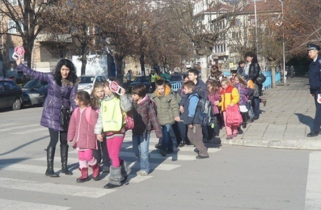 Деца рисуват за правилното пресичане на улиците