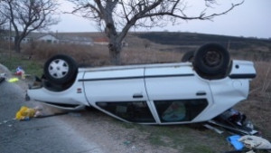 Варненка и детето й се преобърнаха с кола край Шумен