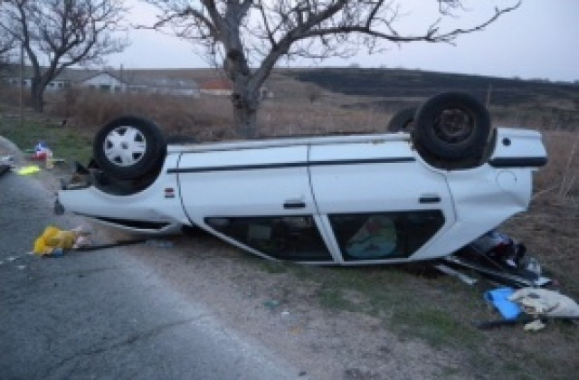 Варненка и детето й се преобърнаха с кола край Шумен