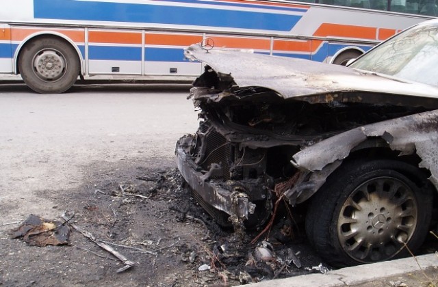 „Мерцедес” горя в центъра на Варна