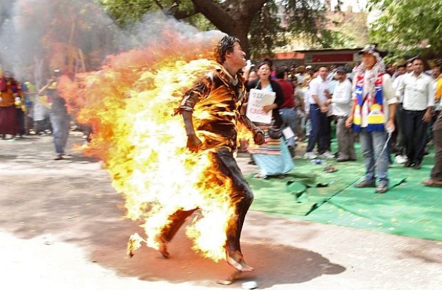 Тибетец в Делхи се самозапали в знак на протест