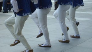 Уроци по народни танци на открито през почивните дни