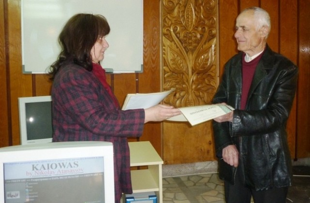 79-годишен дряновец завърши успешно обучение по начална компютърна грамотност