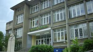 Слагат светещи знаци пред училища и детски градини