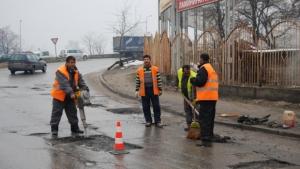 Продължават да кърпят улични дупки в Сливен