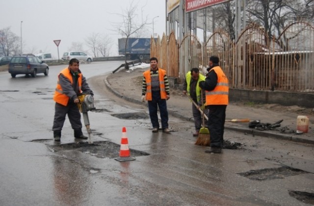 Продължават да кърпят улични дупки в Сливен