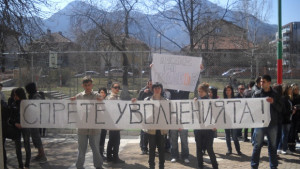 Ученици на протест заради уволнен учител