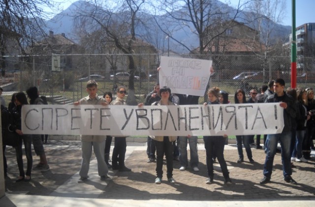 Ученици на протест заради уволнен учител