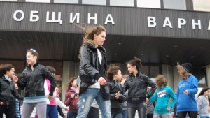Ученици с кауза потанцуваха пред общината