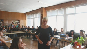 Френска писателка направи ателие по писане за учениците в Езикова