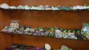 Витрина със скъпоценни камъни в музея