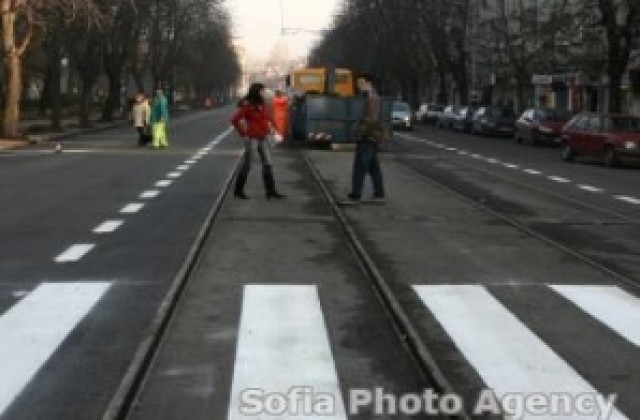 Такси блъсна жена на пешеходна пътека