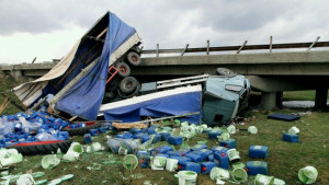 Камион падна от мост на магистрала Хемус момиче пострада