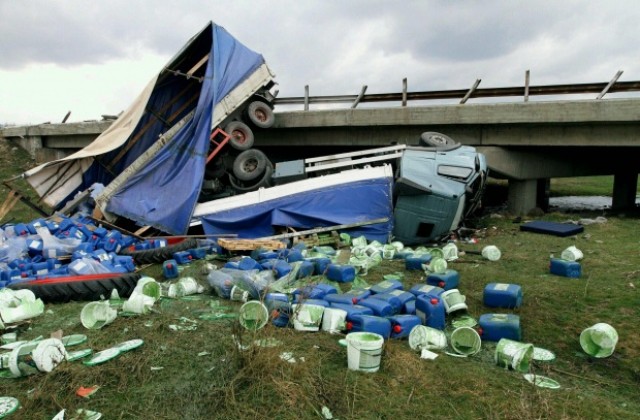 Камион падна от мост на магистрала „Хемус”, момиче пострада