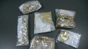 Откриха половин килограм злато в бикините на две румънки