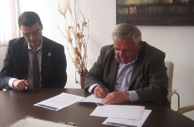Кметът Тотев подписа договор за  модернизиране на болницата в Сандански