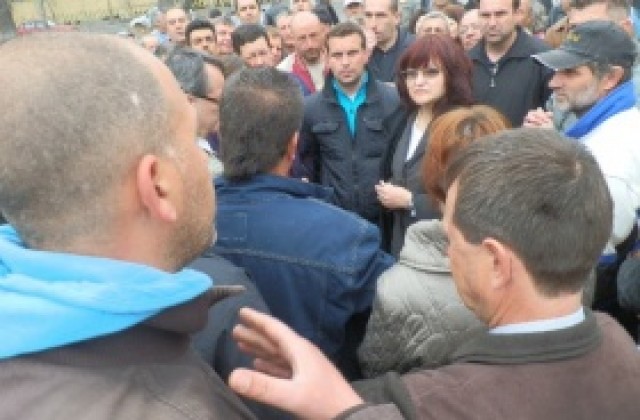 Протестът на металурзите в ОЦК продължава, 228 съдят Захариев