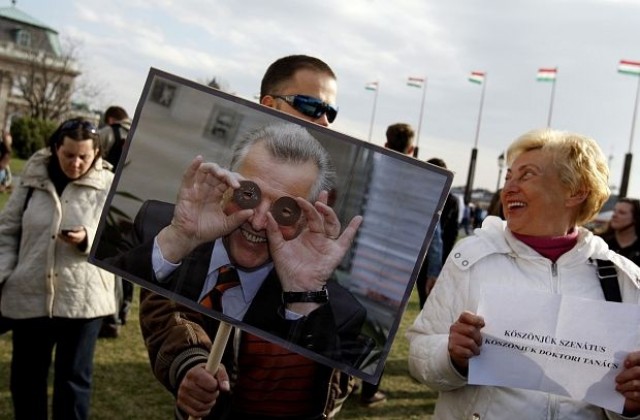 Унгарците искат оставката на президента
