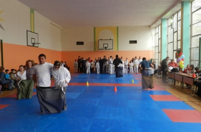 Cпартанци, машини, нинджи и самураи показаха боен дух