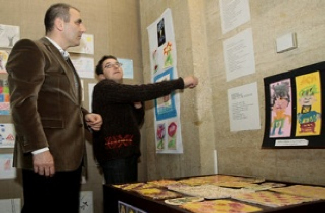 Деца с аутизъм подредиха изложба, дават средствата за дневен център