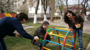 Не на шега съветници боядисваха детски люлки