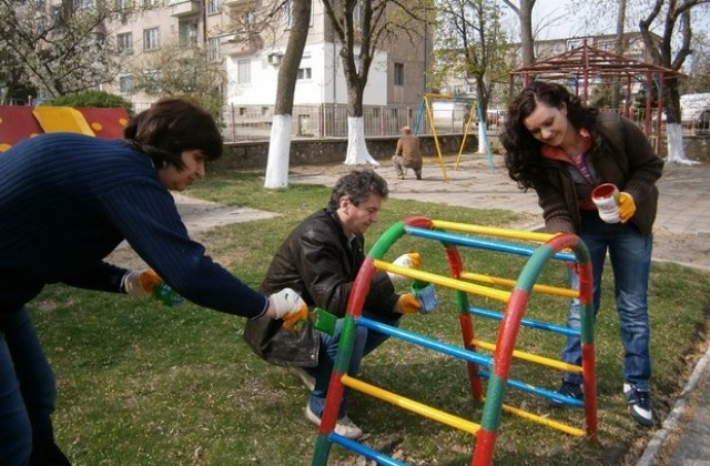 Не на шега: съветници боядисваха детски люлки