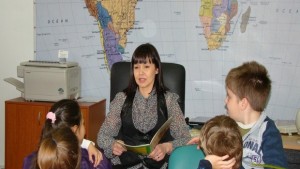 Стоименова и Панева четоха детски приказки в библиотеката