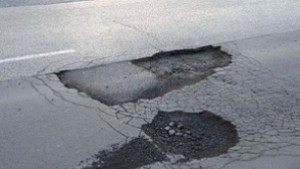 Аварийното кърпене на дупките в Севлиево започва