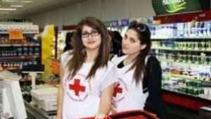 Младежи събират храни в кампанията Дар за Великден