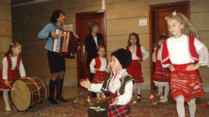 Лазарки обиколиха администрациите във Враца