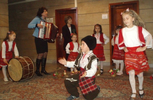 Лазарки обиколиха администрациите във Враца