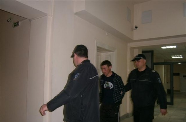 Оставиха в ареста младеж, опитал да изнасили съселянка