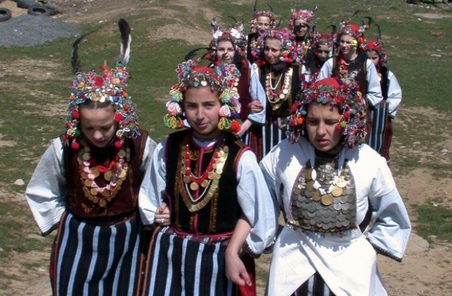 Момите в Еркеч хвърлят лазарски китки в неделя
