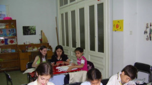 Малчугани от СОУЕЕ събират пари за връстници с благотворителен базар