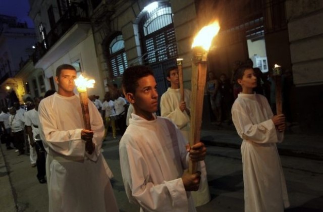 Папата участва в кръстното шествие около Колизеума