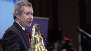 Уорлик Никоя страна не трябва да е зависима от един
