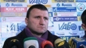 Видима Емил Велев обиждаше играчите ни по време на мача