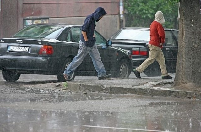 Жълт код в страната заради гръмотевични бури и силен вятър