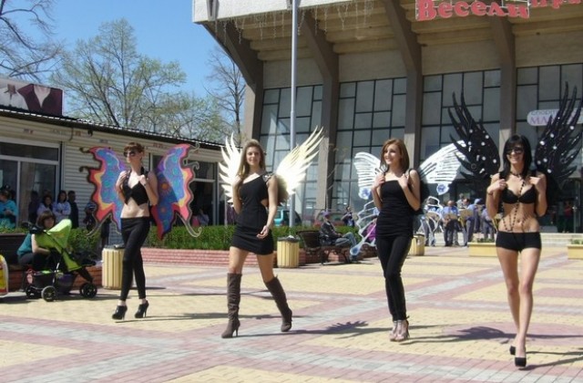 Черни ангели и върбови клонки на пазара в Димитровград