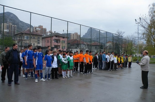 ОУ Васил Левски победи в турнир по футбол