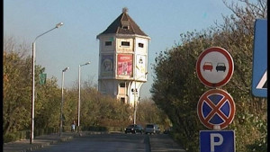 Водната кула на Димитровград в центъра на модерно кръгово