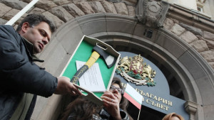 Еколози занесоха брадва на премиера